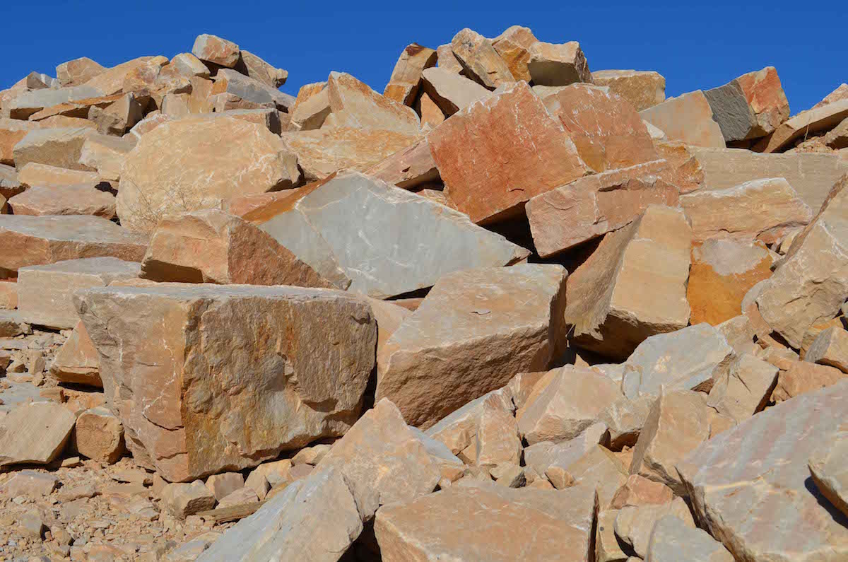Colorado Buff Flagstone boulders