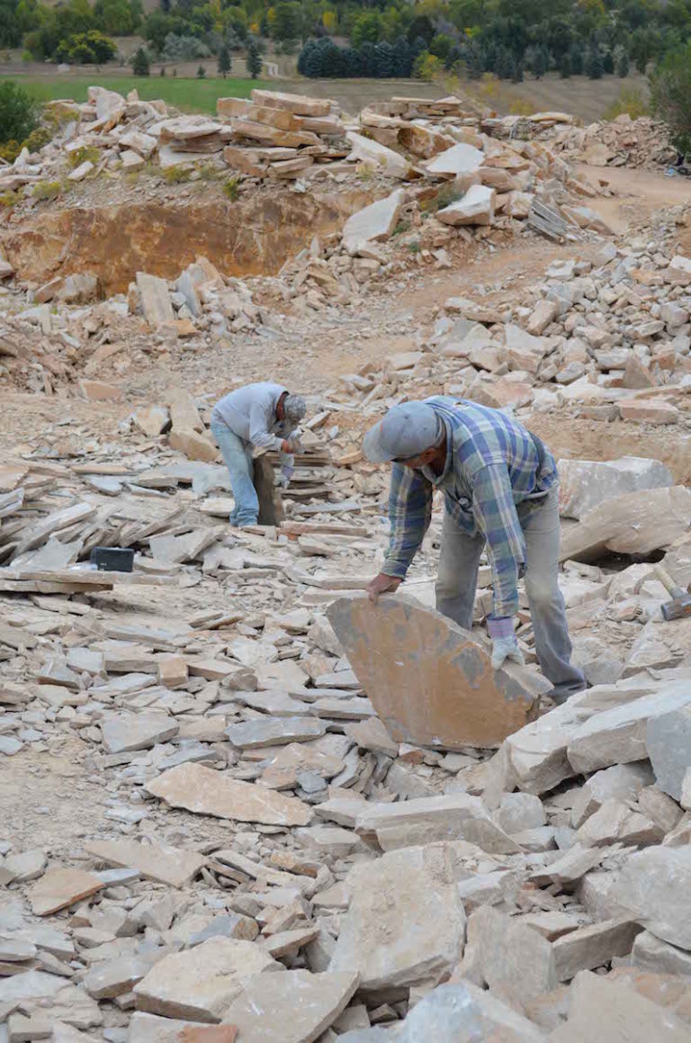 Masonville Stone Quarry wholesales colorado buff flagstone, landscape